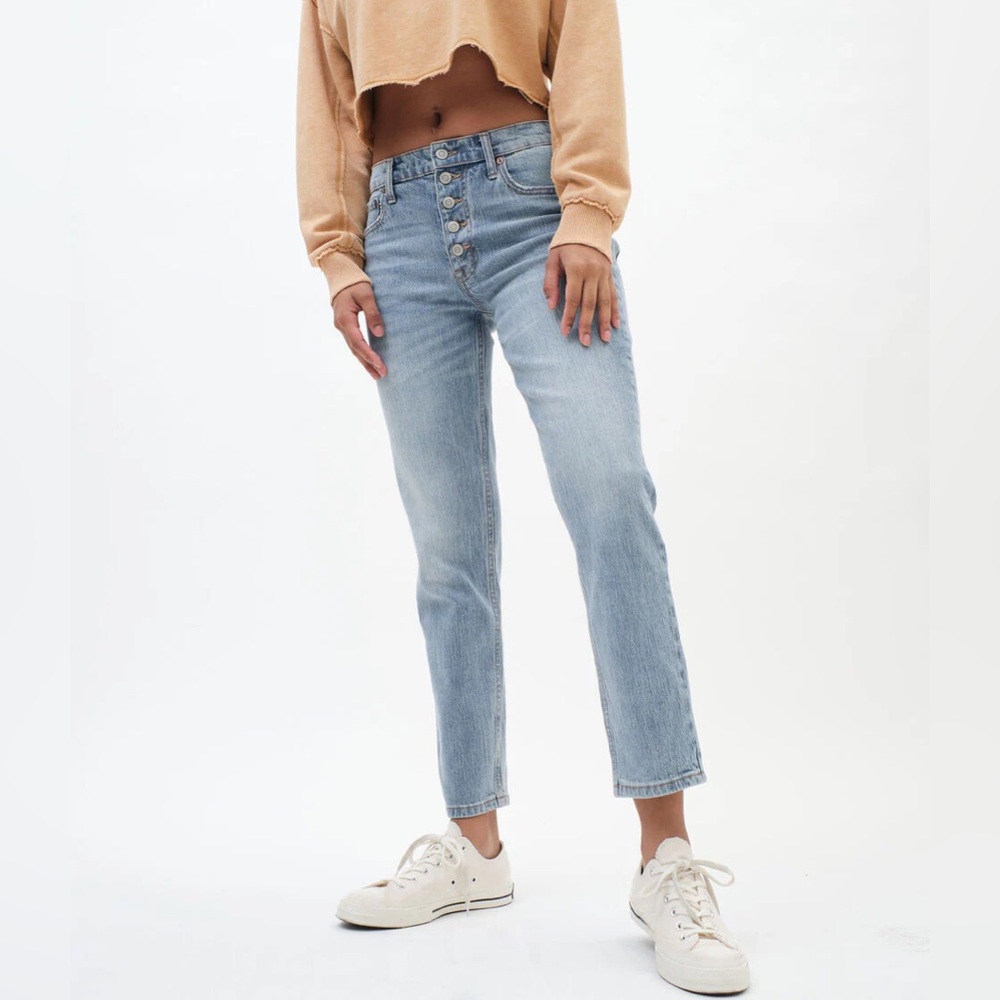 AEROPOSTALE STRAIGHT LEG DISTRESSED JEANS WITH EXPOSED BUTTON FLY